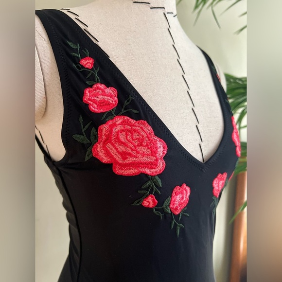 Calzedonia One-Piece Swimsuit with Rose Embroidery – S/XS
Never worn – no tags. - Picture 7 of 7